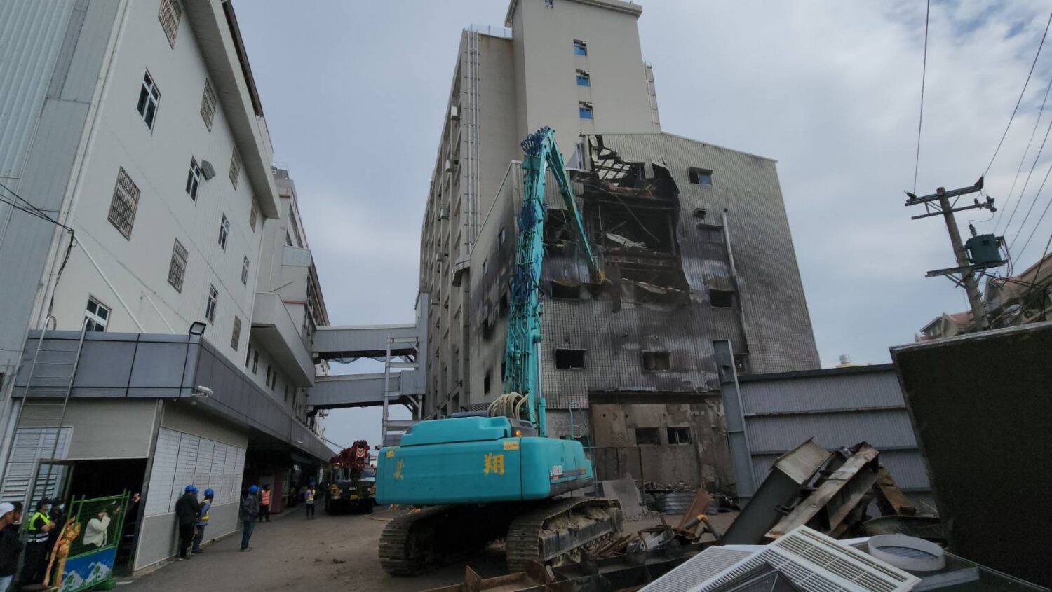 屏縣府強制拆除安泰醫院D棟及動力中心超級大違建 屏縣府強制拆除安泰醫院D棟及動力中心超級大違建