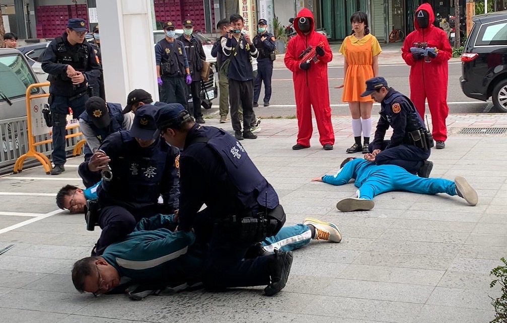 英熙娃娃助警逮嫌！台南警「1.2.3木頭人」防搶演練　歹徒秒變雕像乖乖就逮
