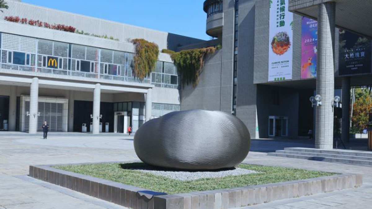 科博館公共藝術「小安靜」亮相 黑洞合併的藝術詮釋