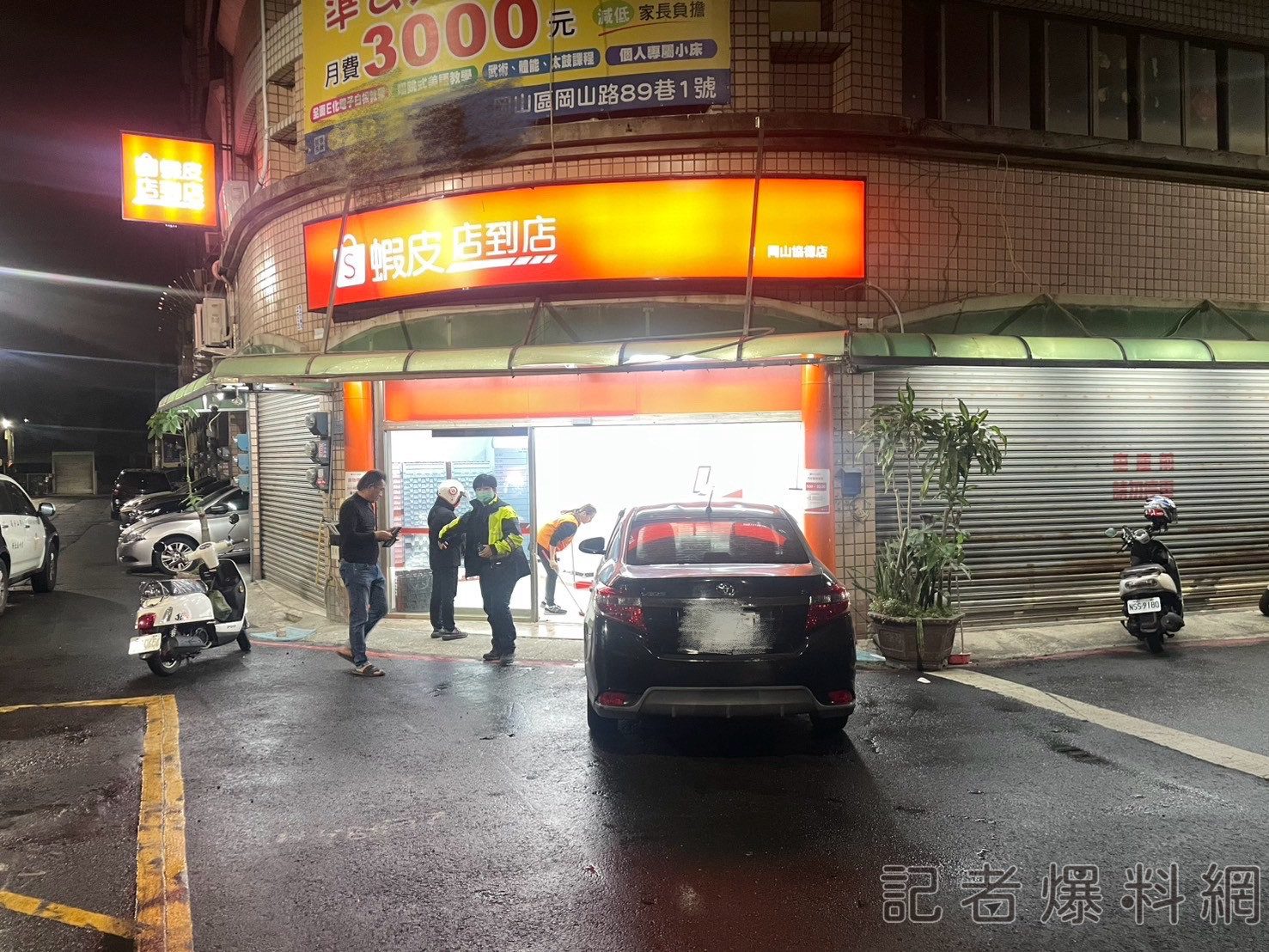 無照女駕駛撞進蝦皮店到店 岡山警方開罰最高可達2.4萬元