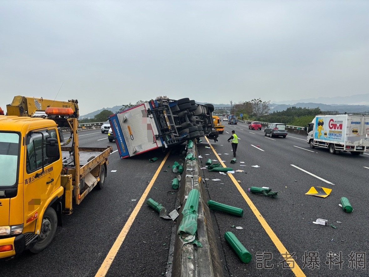 影/國3竹山段大貨車爆胎側翻 波及對向車道釀回堵2公里