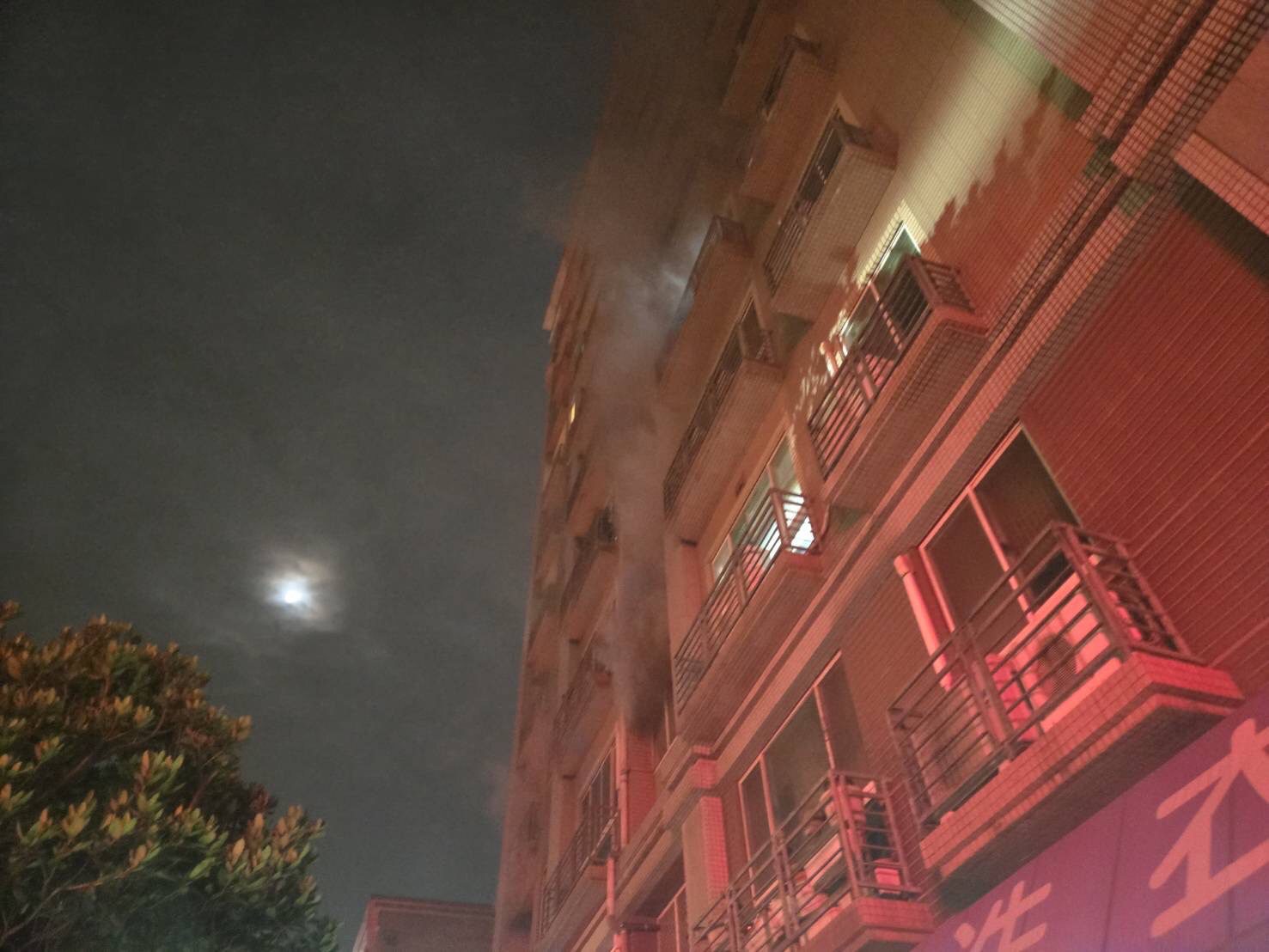 桃園平鎮社區大樓暗夜惡火　濃煙狂竄3住戶預防性送醫