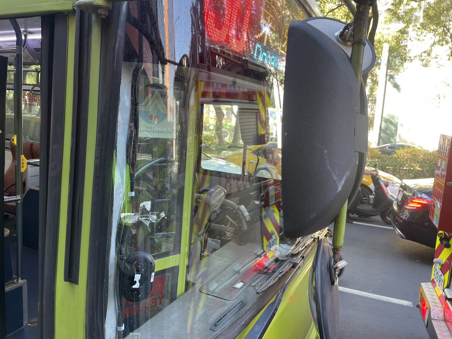 北市預拌車閃前車急切擦撞公車 6乘客防備不及受傷就醫 北市預拌車閃前車急切擦撞公車 6乘客防備不及受傷就醫