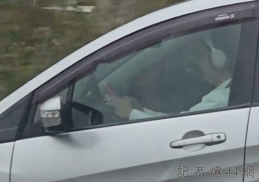 影／馬自達駕駛「戴耳機滑手機」　高速公路疾駛超車被拍下