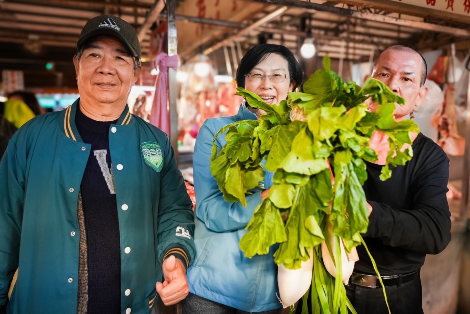 林岱樺澄和市場向鄉親拜年 邁邁之友會長陪同
