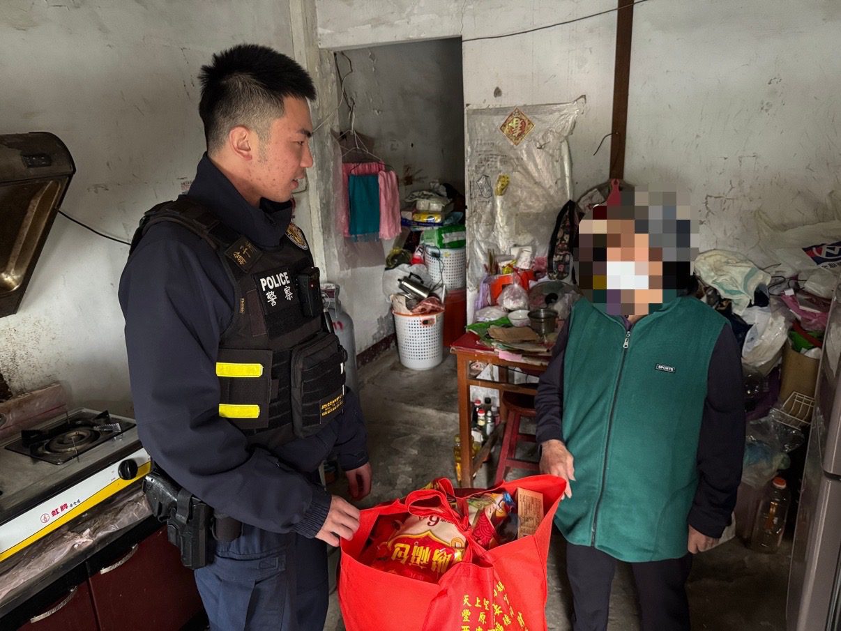 老婦開瓦斯爐無法控制遂報案 豐原警暖心關懷迎年節 老婦開瓦斯爐無法控制遂報案 豐原警暖心關懷迎年節