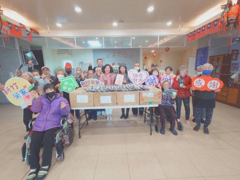 寒冬送暖張珈薇捐新竹榮家抗菌氣墊襪 寒冬送暖張珈薇捐新竹榮家抗菌氣墊襪