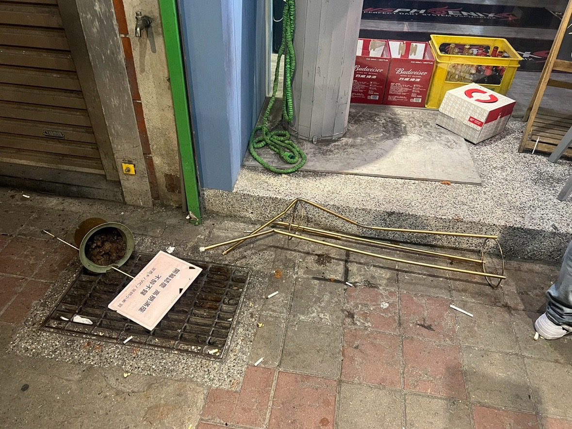 餐酒館慶生變調!中和男持酒瓶狂砸牆壁、電視 老闆將求償 餐酒館慶生變調!中和男持酒瓶狂砸牆壁、電視 老闆將求償