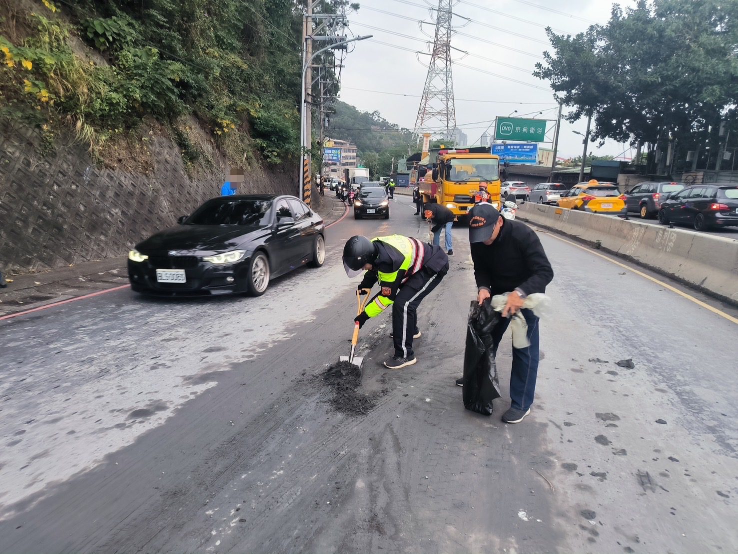 馬路上有淤泥！八里女騎士慘摔手腳受傷　警揪出砂石車滲漏