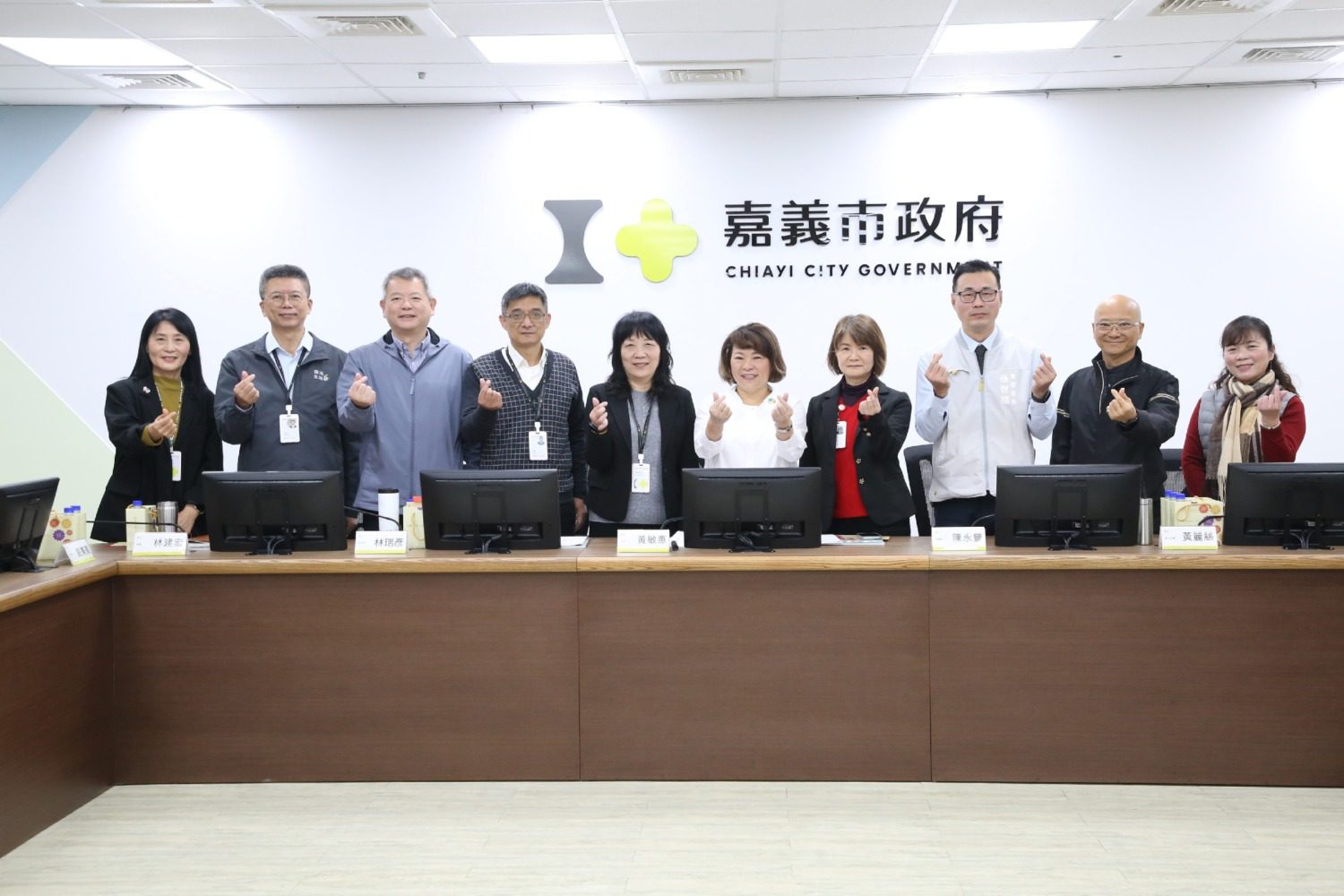 嘉市府四位資深績優主管退休　市長贈紀念牌感謝祝福