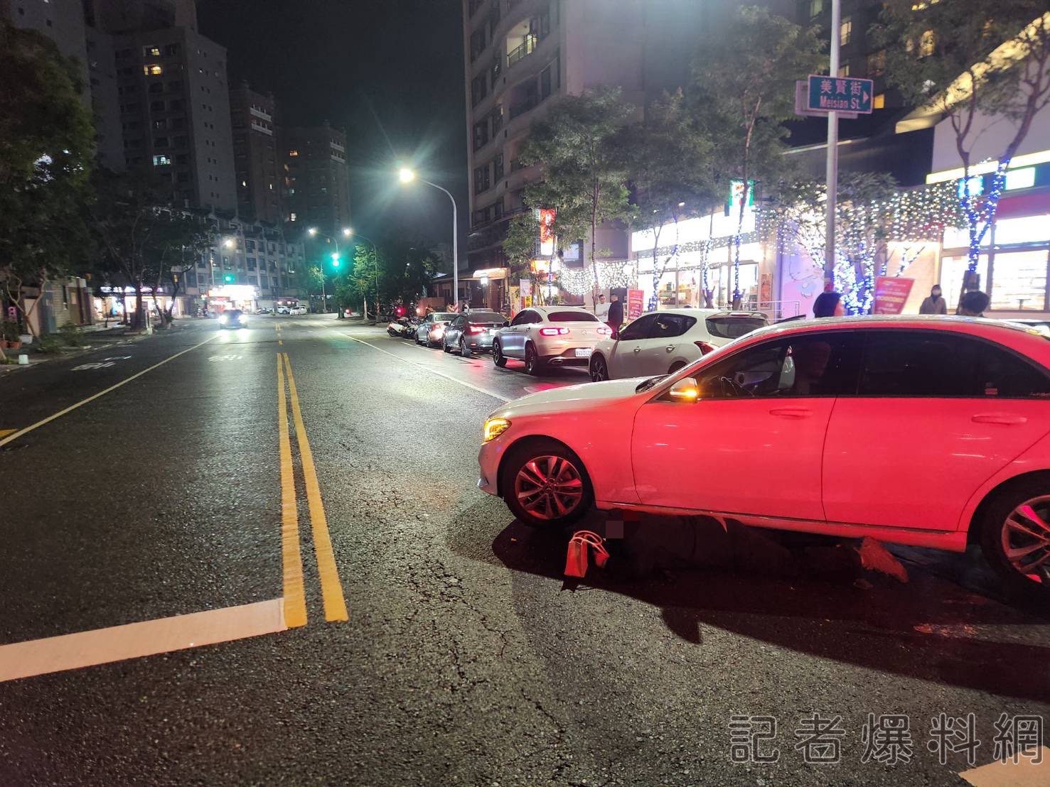 快訊／高雄又出女三寶！雙黃線迴轉害騎士慘摔「卡進車底」