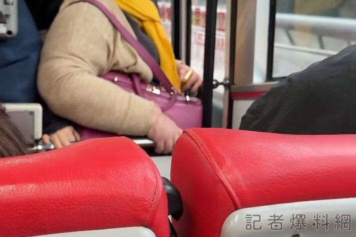 影/新北公車博愛座糾紛!大媽要女學生讓座 嗆:嘴角往上揚抽筋阿? 影/新北公車博愛座糾紛!大媽要女學生讓座 嗆:嘴角往上揚抽筋阿?
