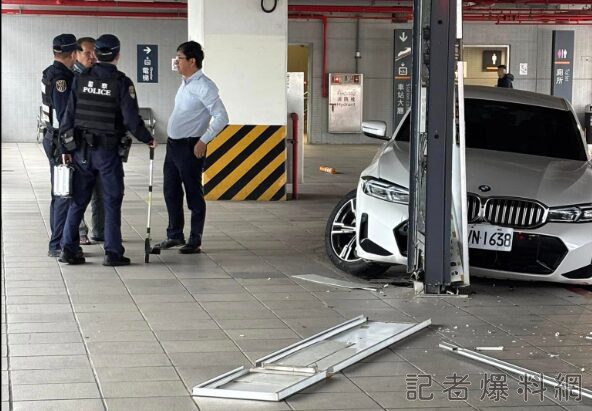 左營高鐵站4樓自撞！BMW前保險桿毀了　駕駛：煞車失靈