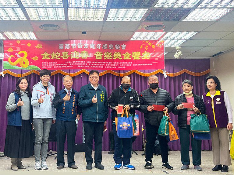 臺南街友尾牙祈福感恩餐會　黃偉哲感謝公私協力送暖