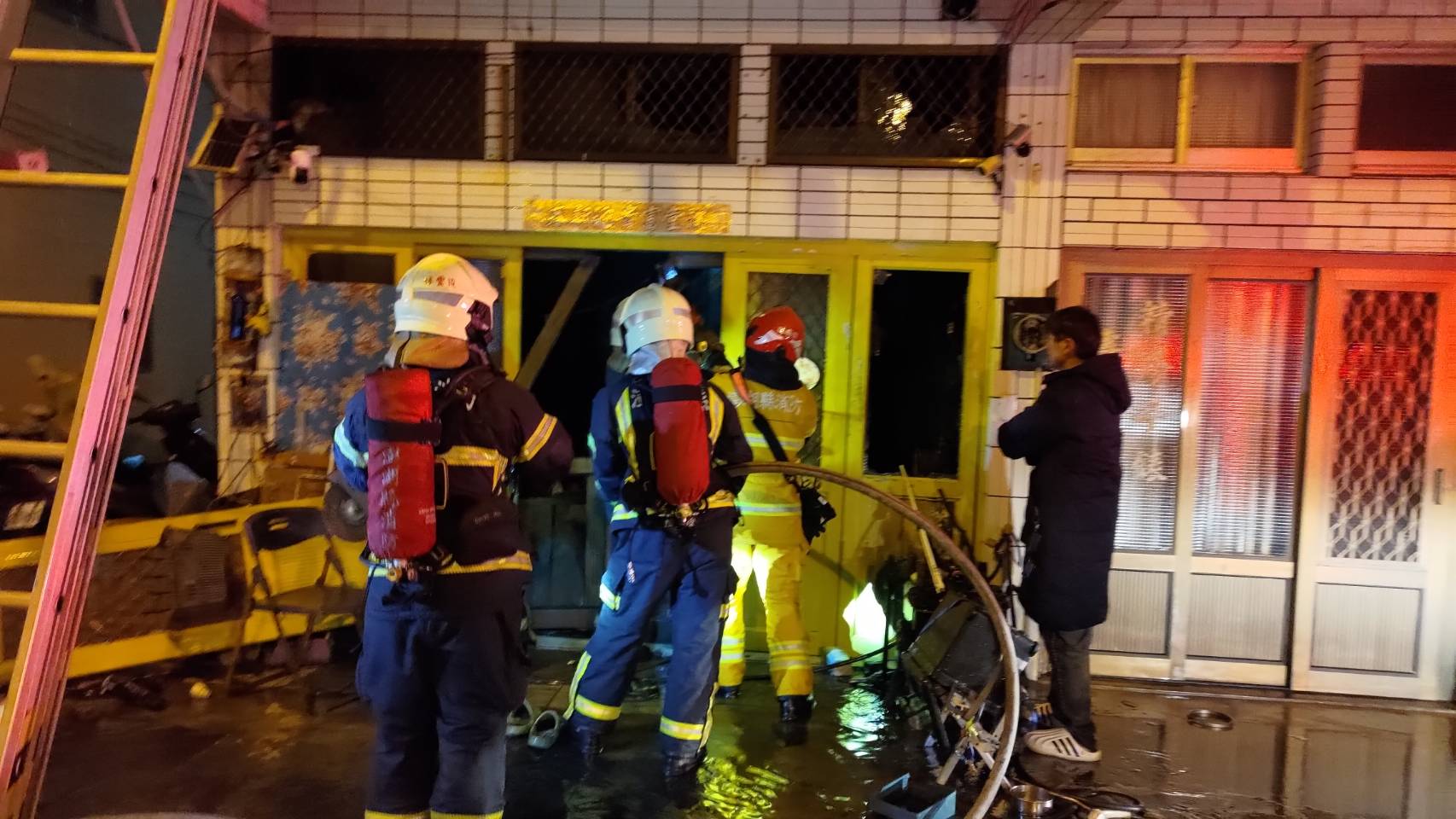 (有片)澎湖民宅火警! 3人吸入濃煙送醫 (有片)澎湖民宅火警! 3人吸入濃煙送醫