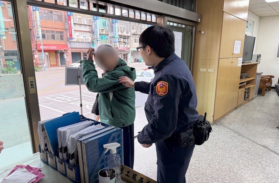 南投翁北上參拜迷途 龜山警靠「這東西」找線索 南投翁北上參拜迷途 龜山警靠「這東西」找線索