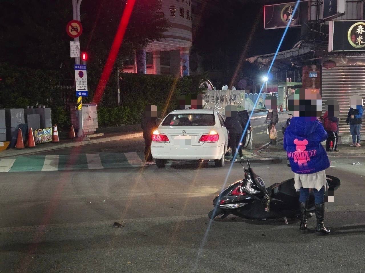 喇叭代替不了煞車!三重女騎士猛撞違規左轉車 空翻360度重摔 喇叭代替不了煞車!三重女騎士猛撞違規左轉車 空翻360度重摔