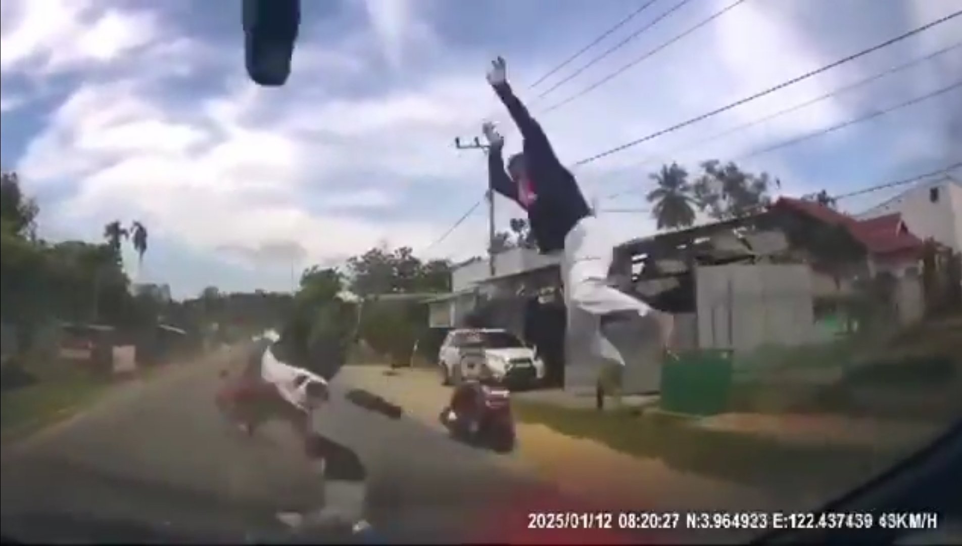 影/學生雙載迎面撞Toyota Alphard 噴飛「空中直體1圈半」撞摔倒地 影/學生雙載迎面撞Toyota Alphard 噴飛「空中直體1圈半」撞摔倒地