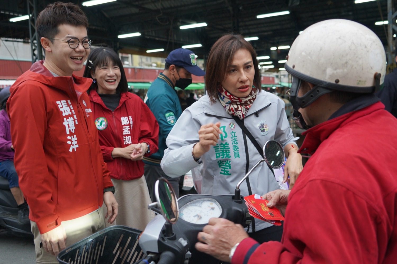 立委邱議瑩陪同陳其邁市長走訪鳳山市場與民族果菜市場 向市民拜年