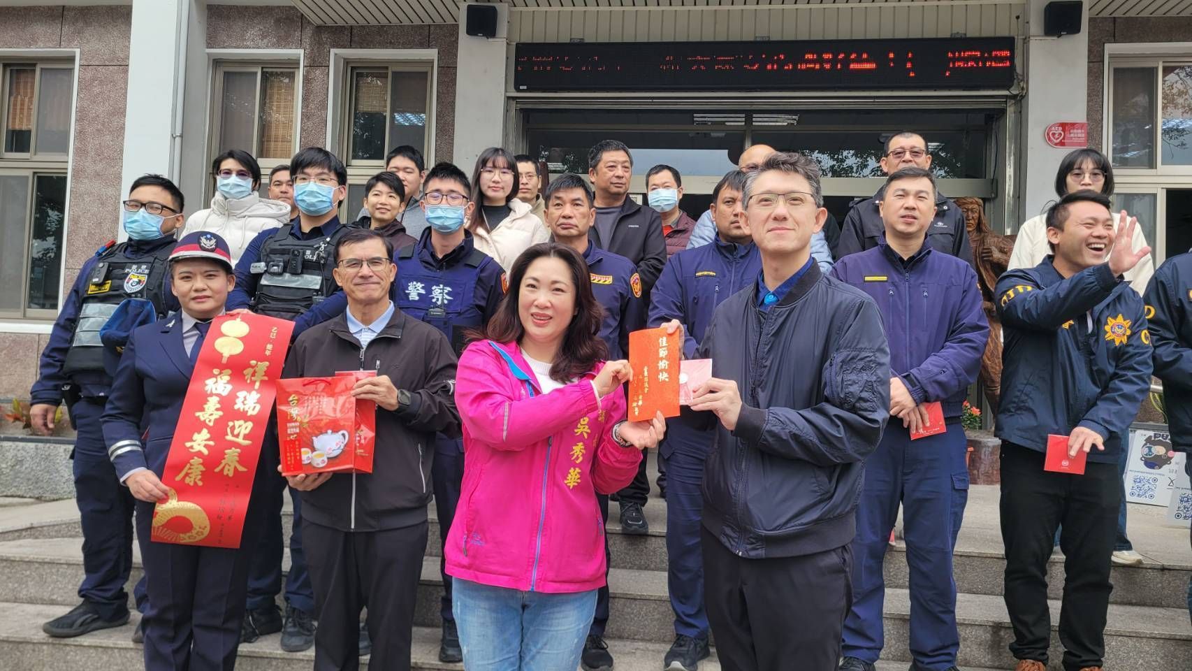 臺東縣議會議長吳秀華至關警慰勤 發送「祥瑞迎春」紅包拜早年 臺東縣議會議長吳秀華至關警慰勤 發送「祥瑞迎春」紅包拜早年