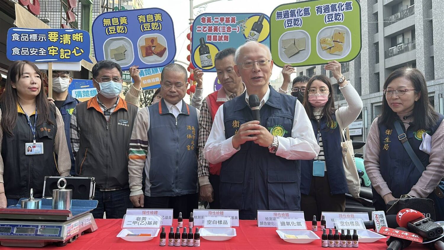 高雄市衛生局長帶隊至三鳳中街 進行年貨食品聯合稽查 高雄市衛生局長帶隊至三鳳中街 進行年貨食品聯合稽查