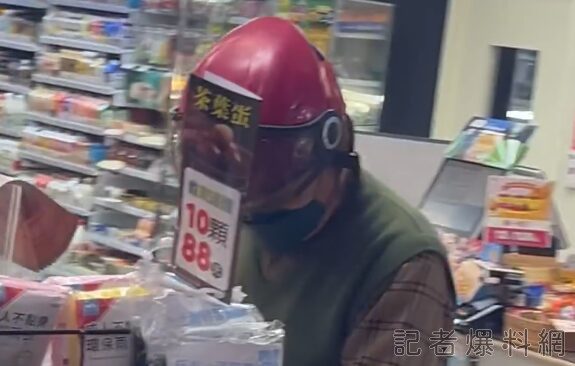 影／屏東阿伯就是狂！火車站超商當得來速　騎車進去停店門口買東西