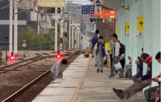 影／花蓮屁孩車站嬉鬧！跳下月台再爬上來　女乘客制止：不要玩了