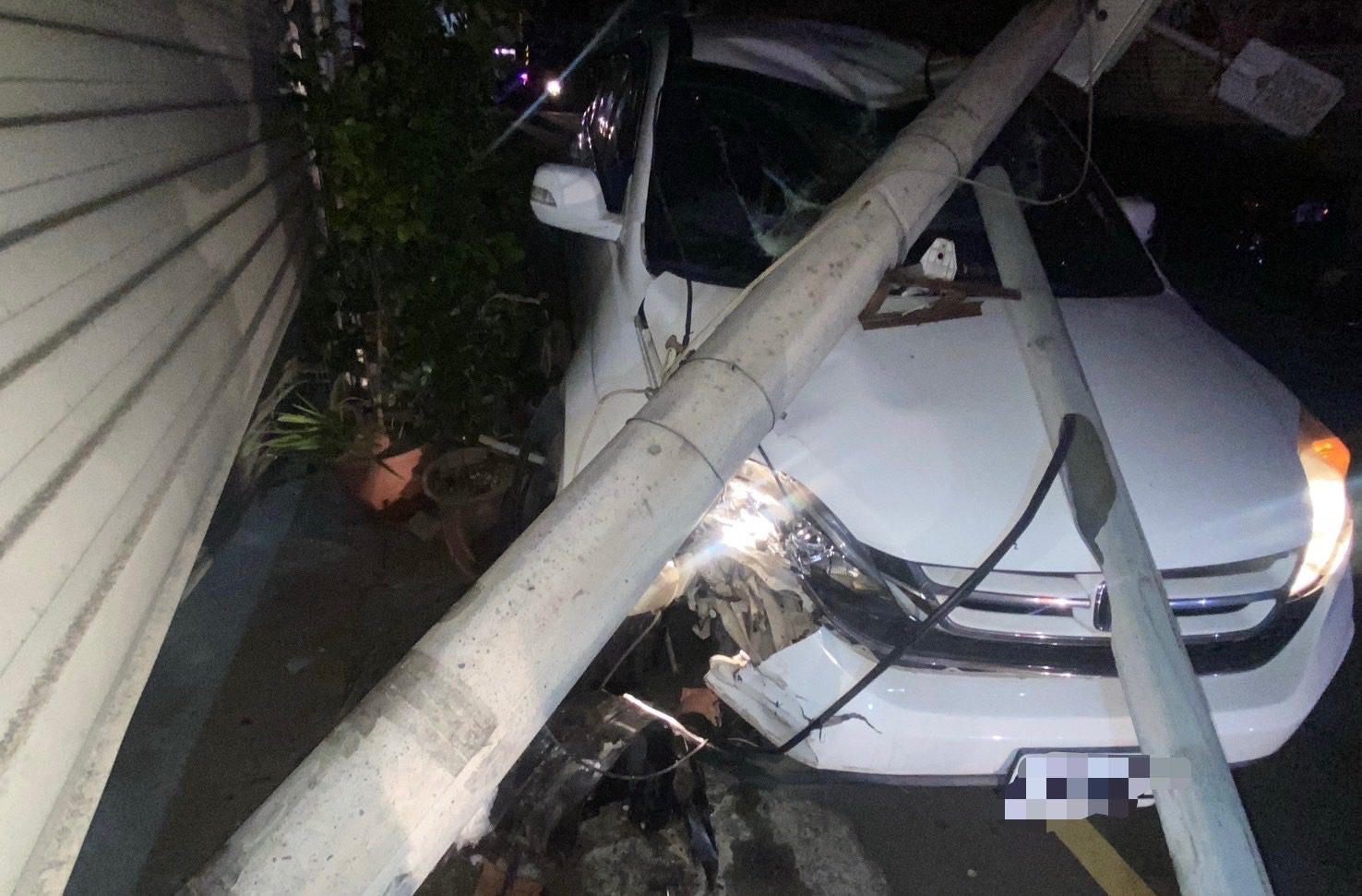 苗栗自小客車撞斷電線桿 駕駛酒測值超標 苗栗自小客車撞斷電線桿 駕駛酒測值超標