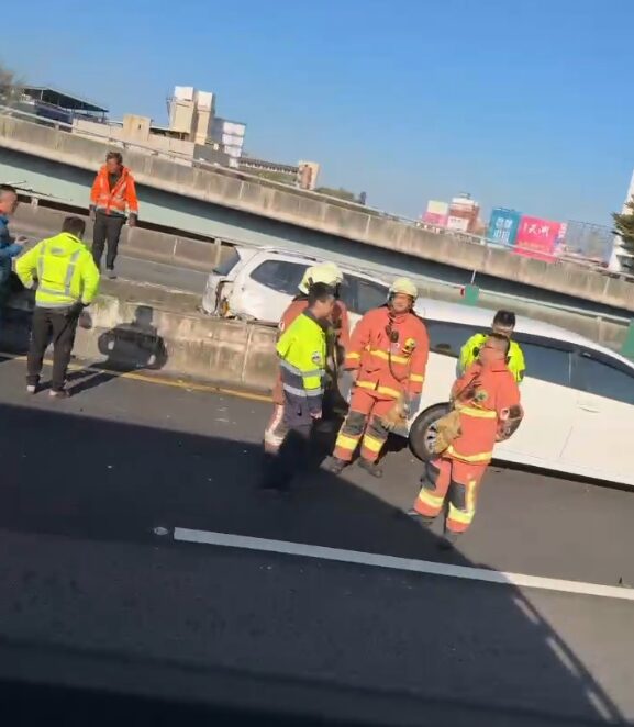 （有片）國道1號事故！　兩車擦撞1車衝上分隔島