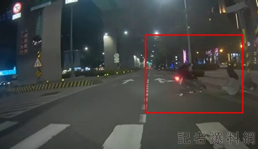 影/趁剛紅燈衝刺!綠燈機車騎士未注意 將行人撞趴在人行道