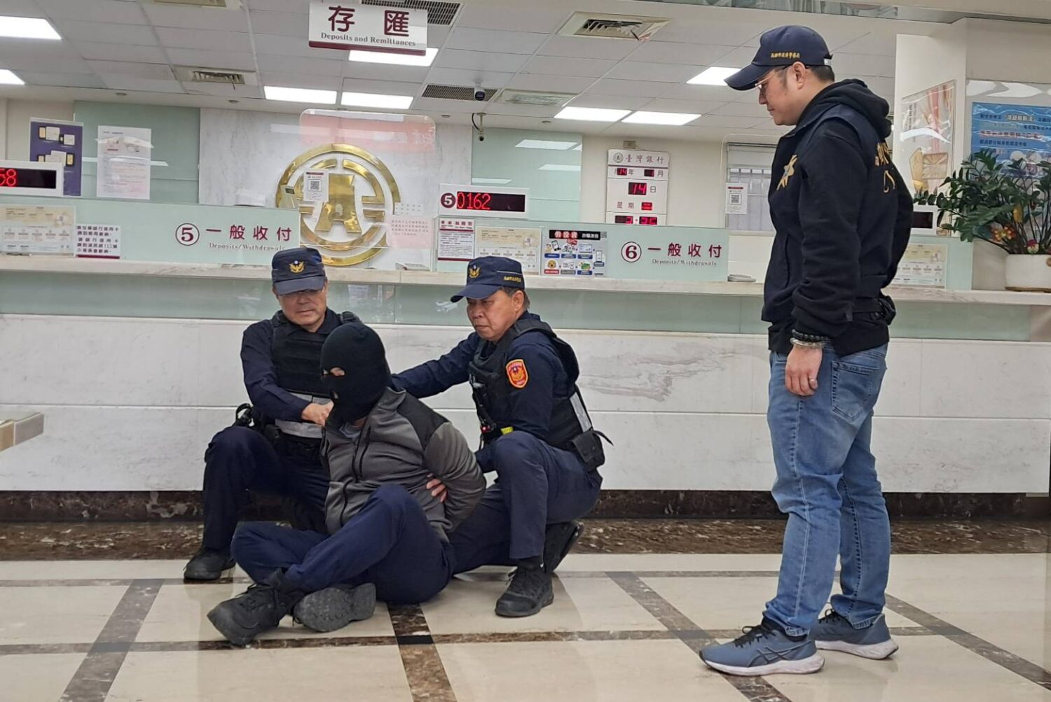 新春佳節前夕 小港分局防搶演練強化處置與應變 新春佳節前夕 小港分局防搶演練強化處置與應變