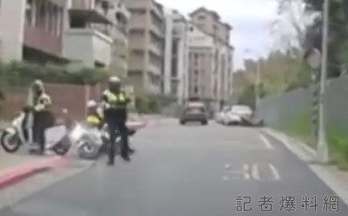 這不是特技表演！三警車「連環追撞」意外「團聚」 網友笑：要幫報警嗎？
