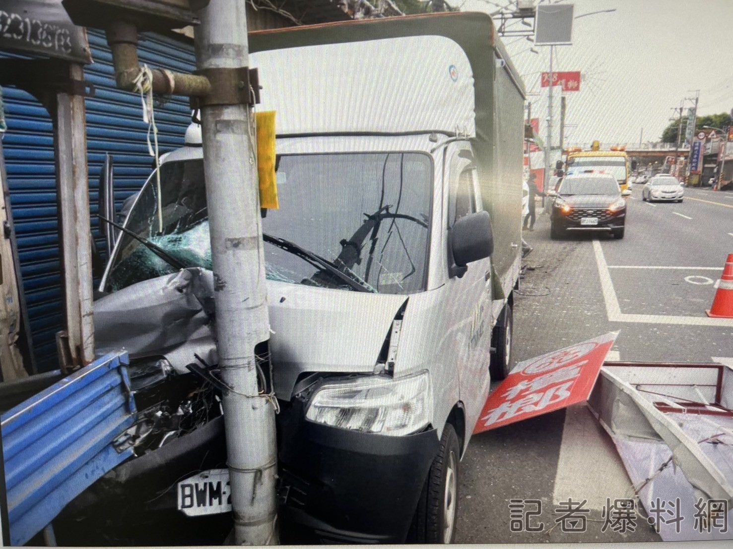 驚魂一刻!南投名間小貨車失控撞車又撞店 招牌慘遭殃 驚魂一刻!南投名間小貨車失控撞車又撞店 招牌慘遭殃