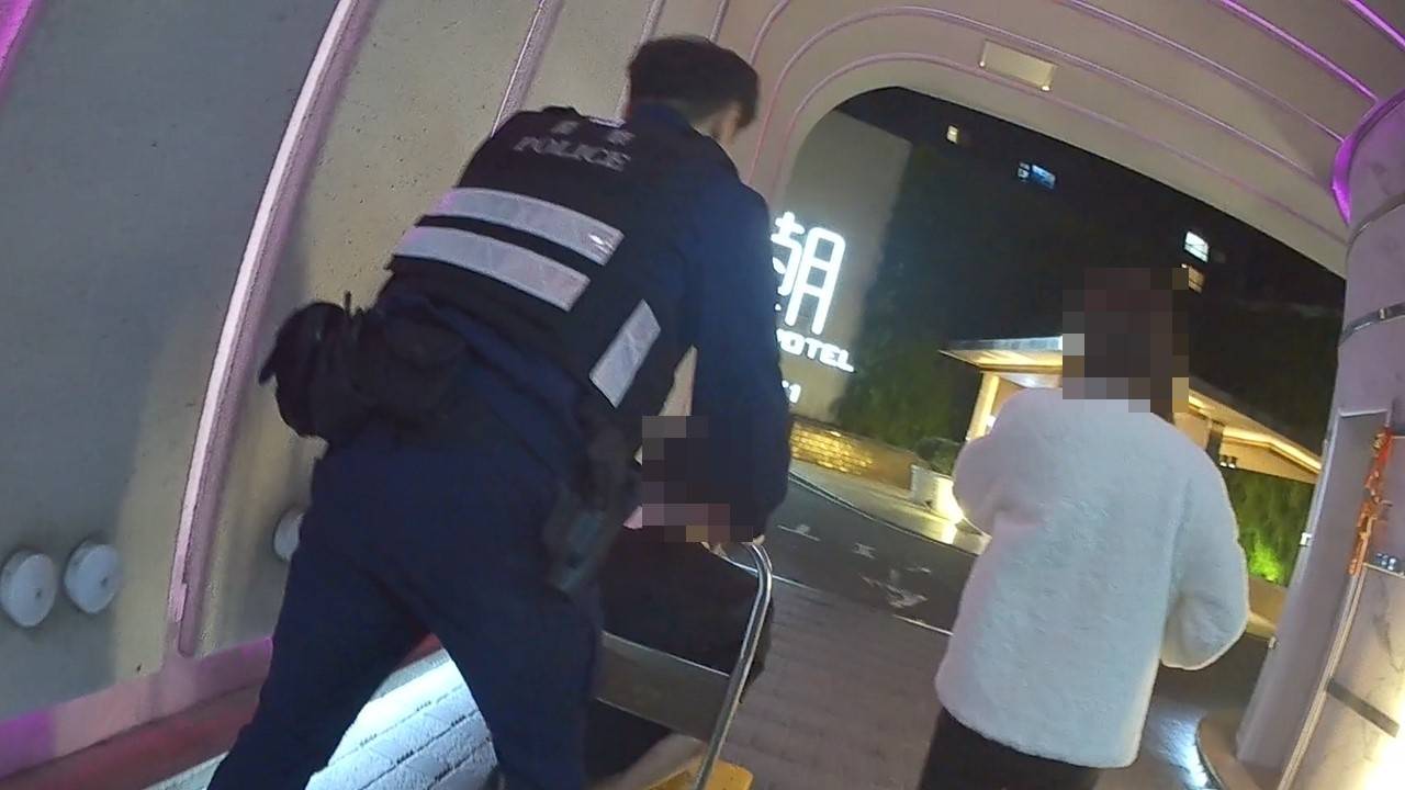 【有片】難逃!男子背三條通緝跳窗仍被逮 員警「推」回派出所 【有片】難逃!男子背三條通緝跳窗仍被逮 員警「推」回派出所