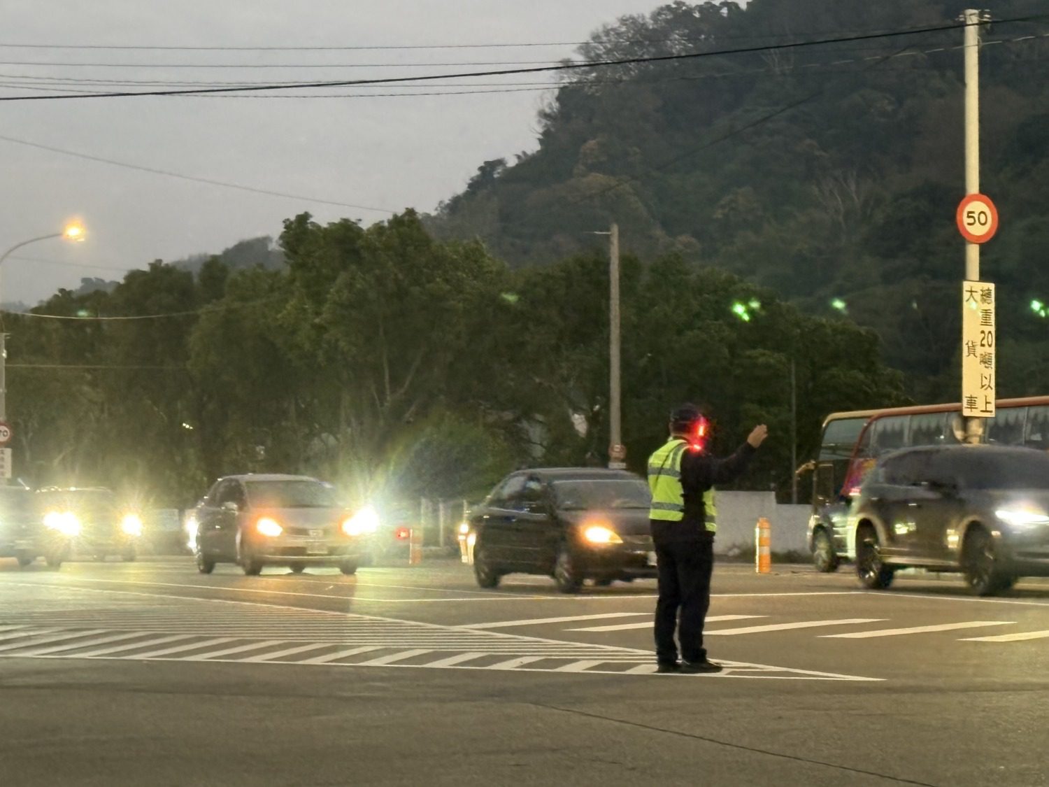 東勢警分局連假交通疏導 春節護您樂遊山城 東勢警分局連假交通疏導 春節護您樂遊山城