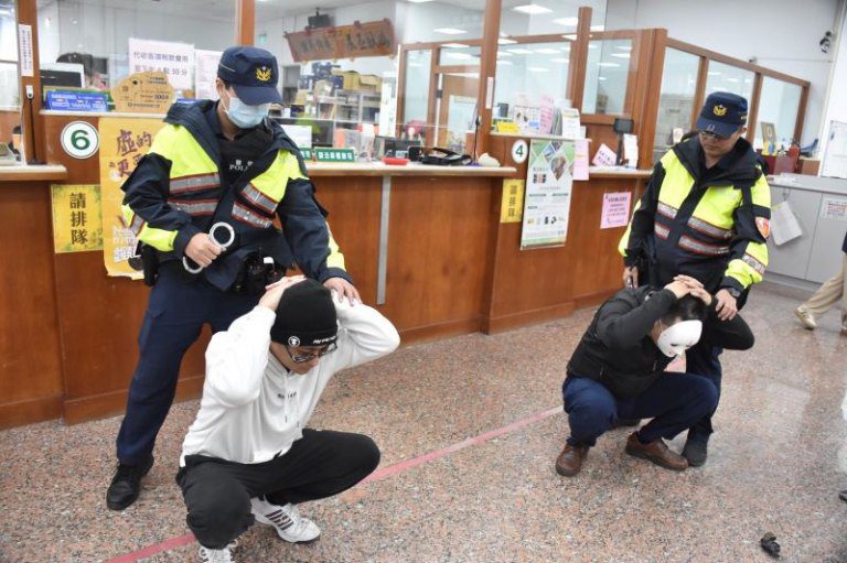 變形金剛搶劫農會 原是竹北分局防搶演練 變形金剛搶劫農會 原是竹北分局防搶演練