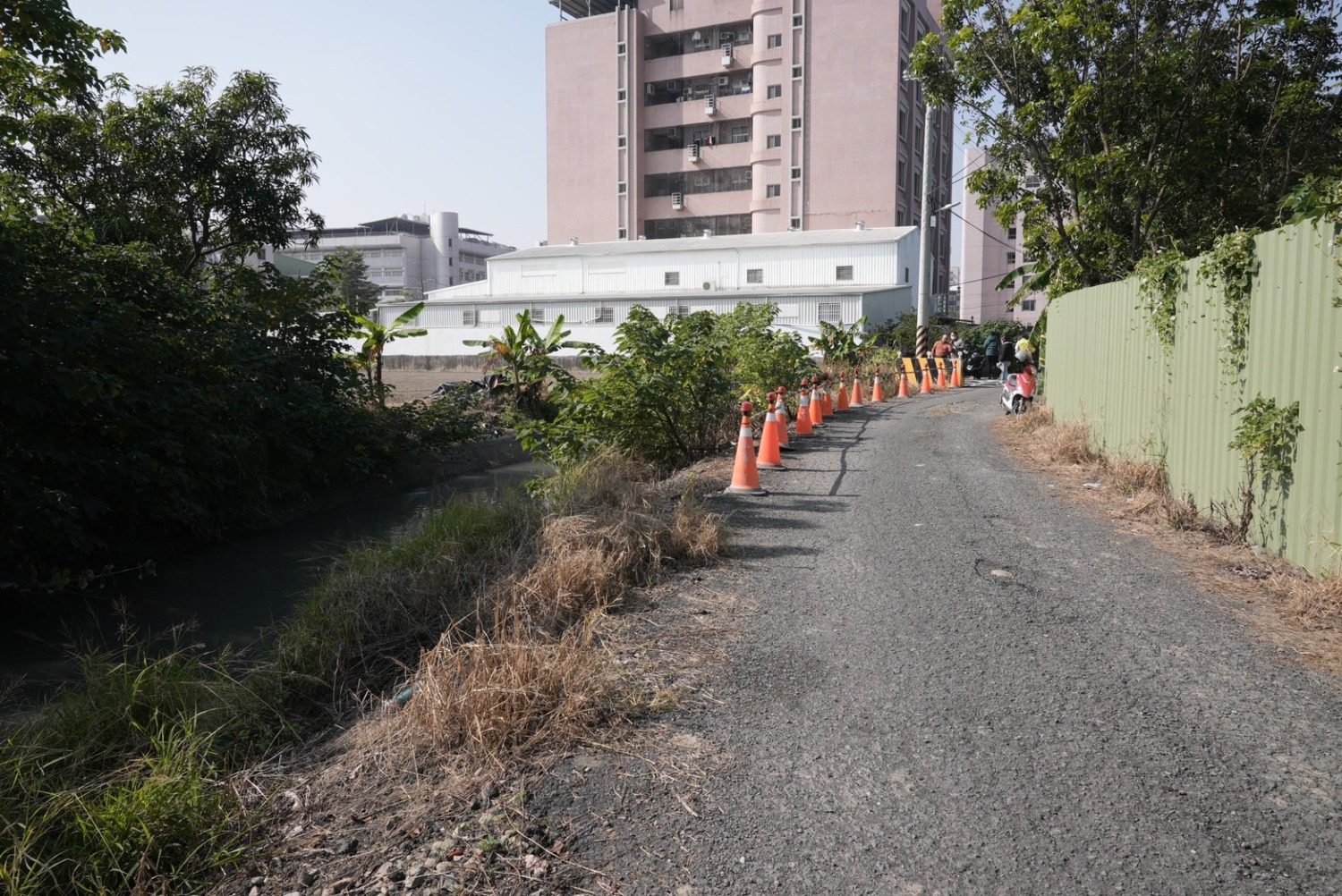 大寮水圳無護欄釀事故 林岱樺團隊邀相關單位會勘解決問題