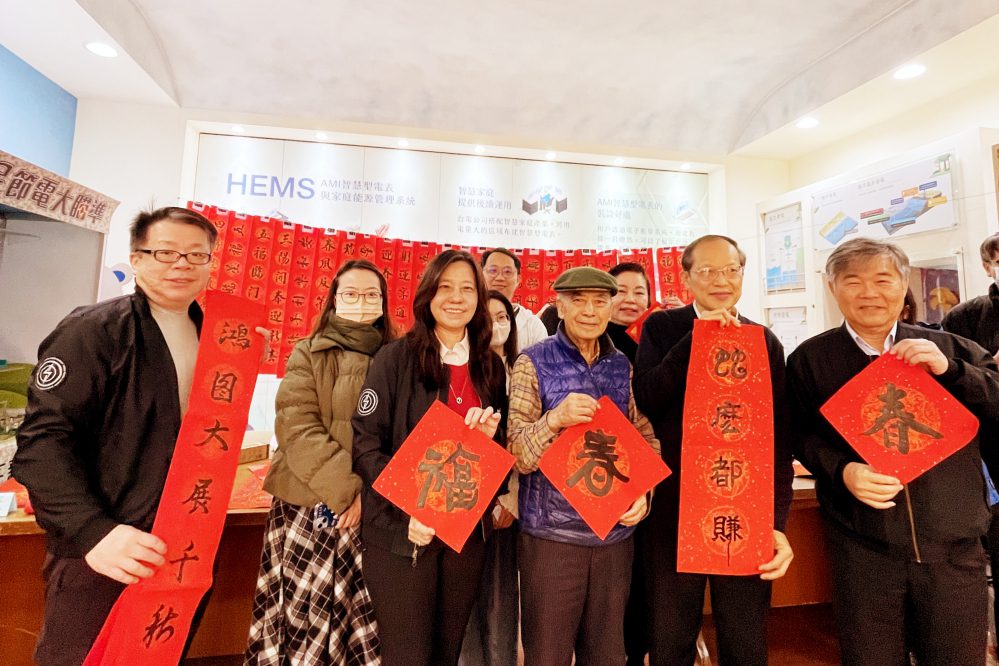 除舊佈新貼春聯、福蛇賀歲財廣進　台電新竹區處攜手書法名家贈春聯推廣App掌握用電資訊