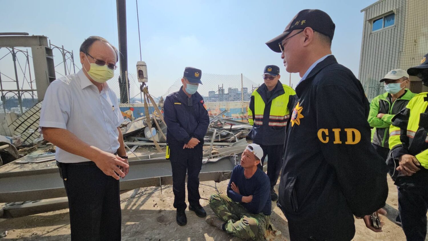 安泰醫院承包商妨礙安泰醫院違建拆除 遭警方強制抬離移送法辦