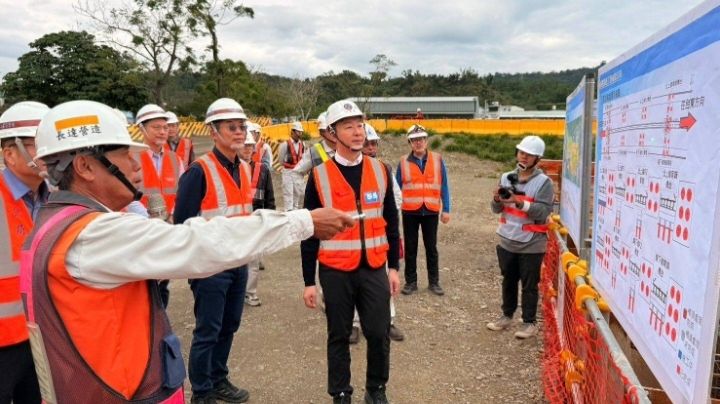 交通部陳世凱部長視察台9線賓朗外環段工地 春節前勉勵施工團隊 交通部陳世凱部長視察台9線賓朗外環段工地 春節前勉勵施工團隊