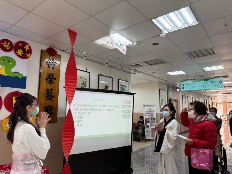 北榮新竹70周年樂玩藥師節 藥師裝扮白蛇傳玩起賓果遊戲 北榮新竹70周年樂玩藥師節 藥師裝扮白蛇傳玩起賓果遊戲