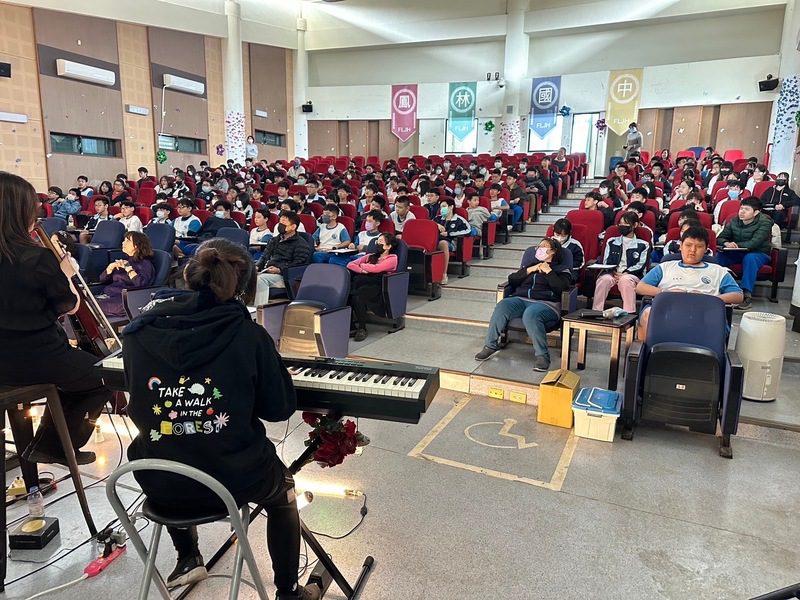 高雄市家長協會攜手玫瑰墓樂團 將生命教育列車開入鳳林國中