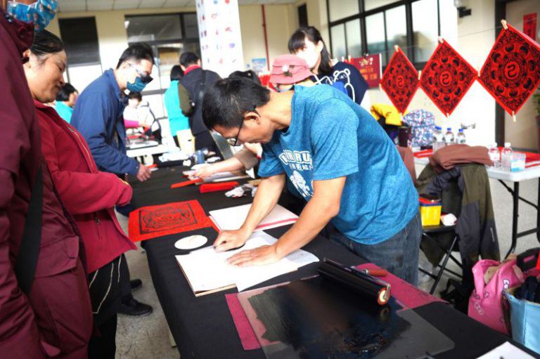 金蛇獻瑞春聯、版畫展藝術功力 民眾排隊索取 金蛇獻瑞春聯、版畫展藝術功力 民眾排隊索取