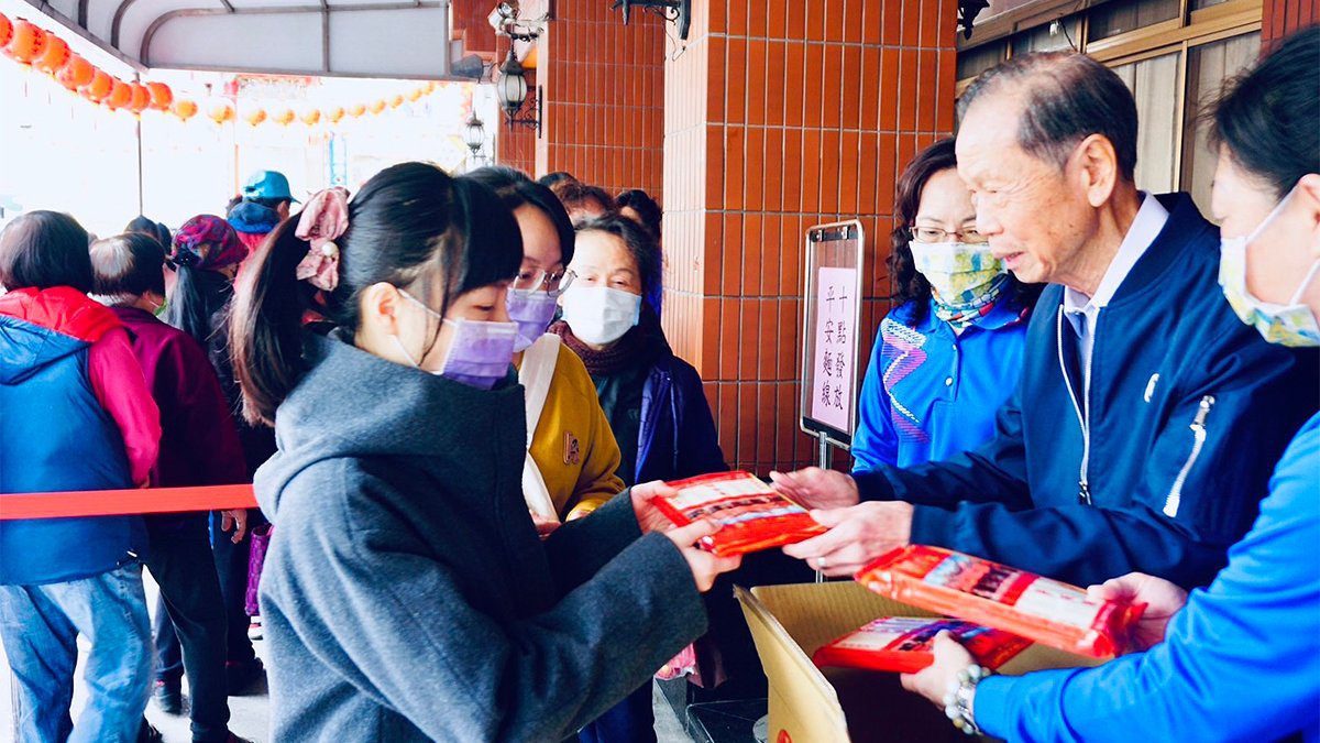 萬和宮斗法會莊嚴殊勝  送夀麵吃平安