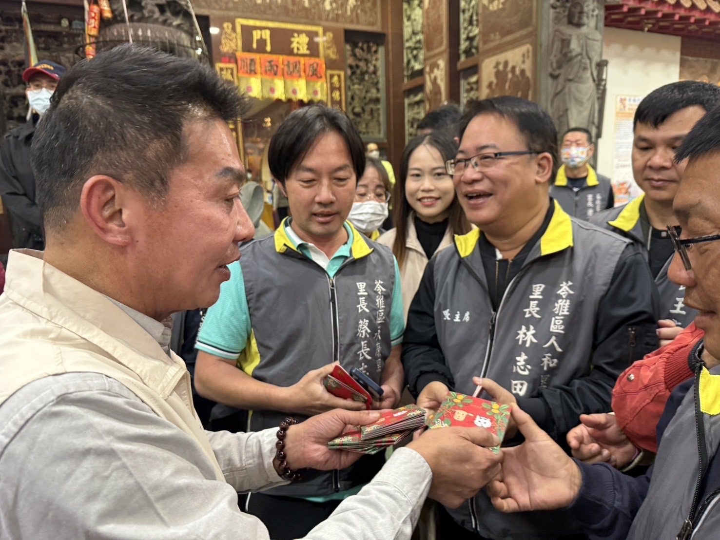 雄中同學合體!陳其邁許智傑一起拜年跑透透! 雄中同學合體!陳其邁許智傑一起拜年跑透透!