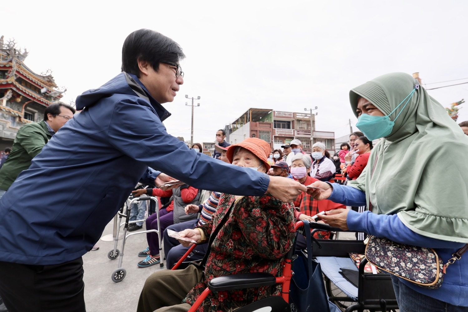 陳其邁春節前夕走訪廟宇 發送蛇年紅包送暖