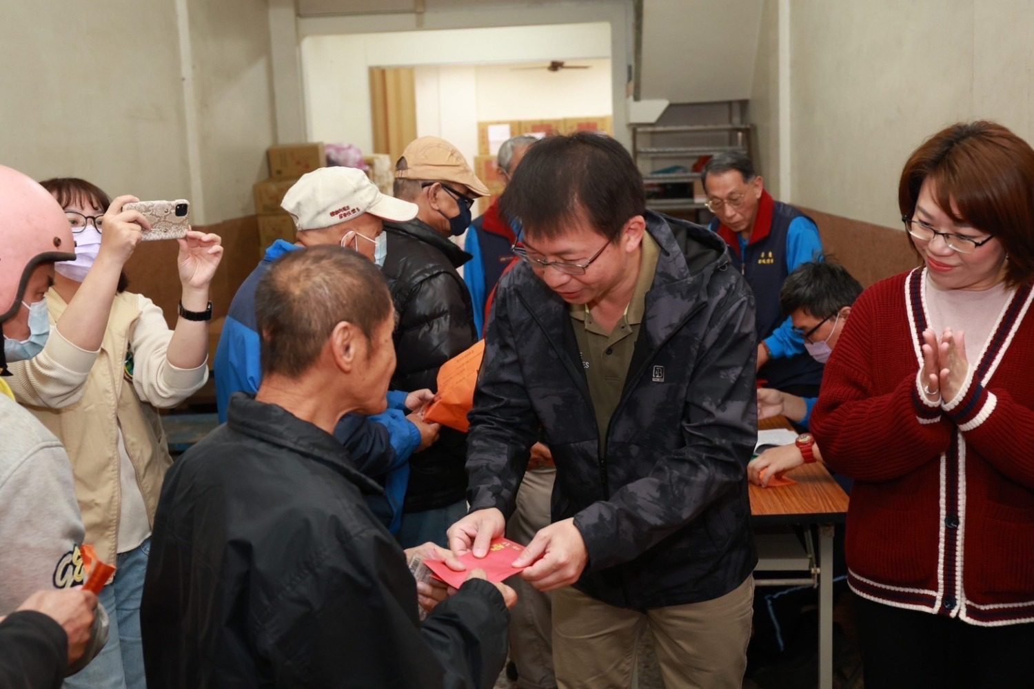 屏縣府已發放5,800戶低收家庭春節紅包 歲末關懷送暖祝福 屏縣府已發放5,800戶低收家庭春節紅包 歲末關懷送暖祝福