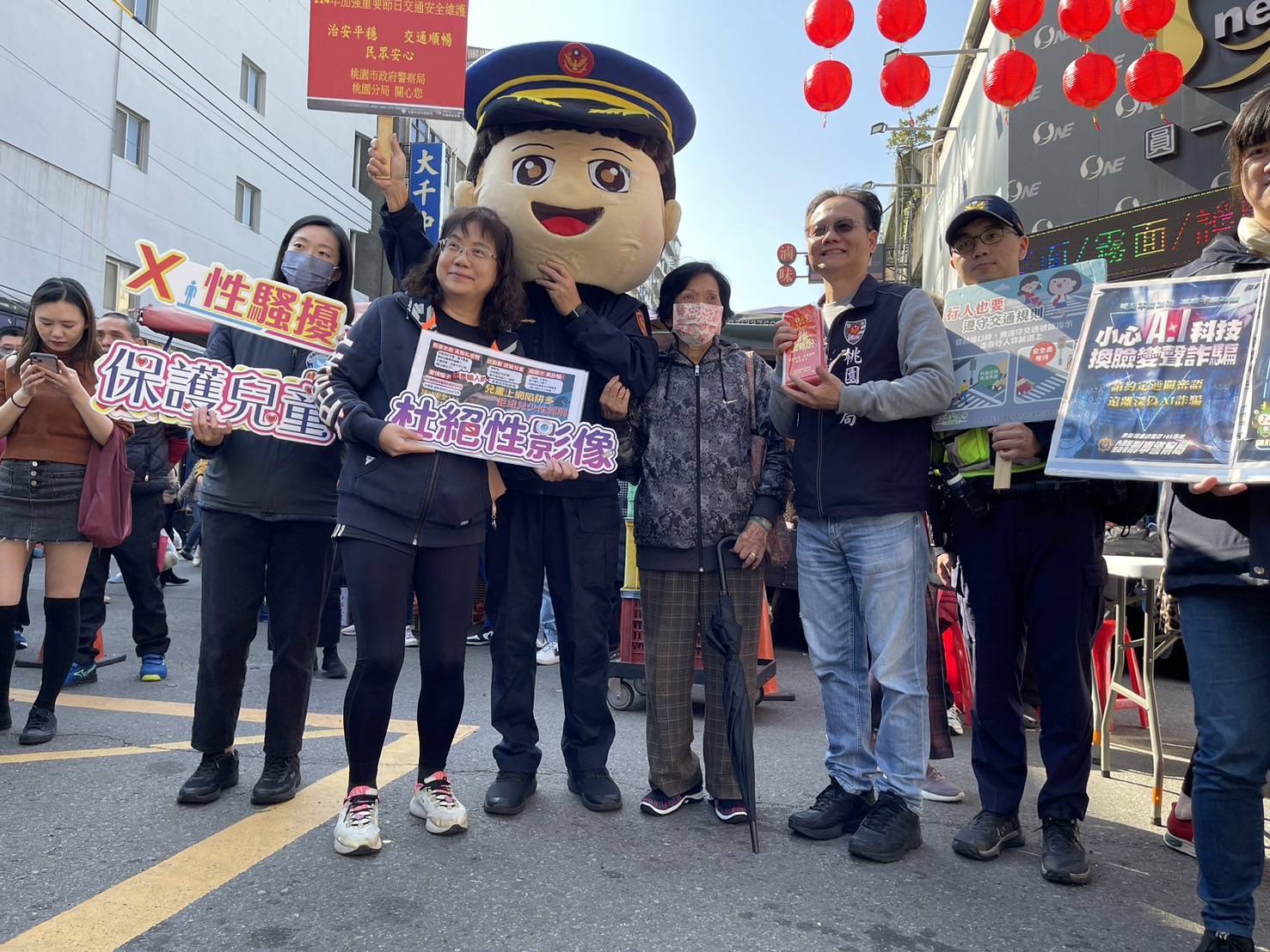 桃警發蛇年紅包袋 提醒民眾犯罪預防、交通安全觀念 桃警發蛇年紅包袋 提醒民眾犯罪預防、交通安全觀念