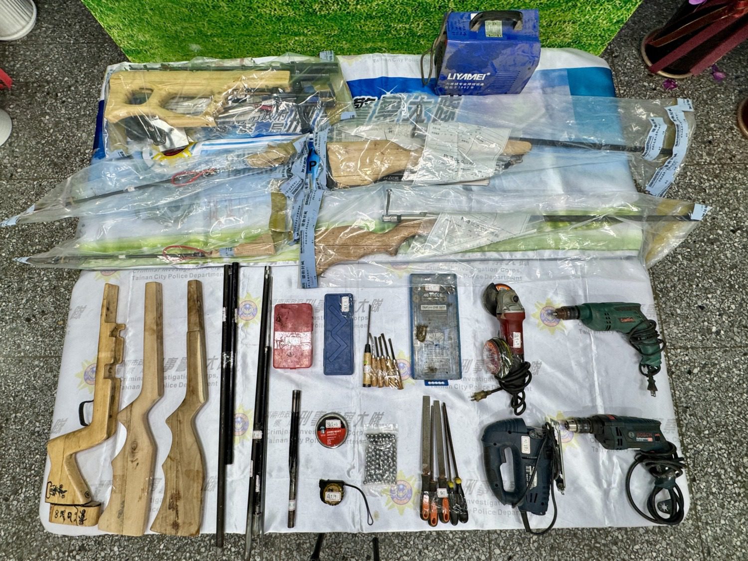 臺南市刑大破獲槍枝改造工廠 查扣多支非法槍械及改造工具 臺南市刑大破獲槍枝改造工廠 查扣多支非法槍械及改造工具