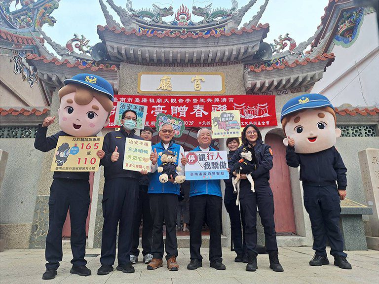 寒冬送暖冬令救濟 暨大師揮毫贈春聯 寒冬送暖冬令救濟 暨大師揮毫贈春聯